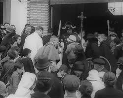 Image représentant Le cardinal Dubois se rend à l'église Saint Léon pour la cérémonie de Consécration