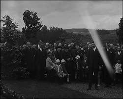 Image représentant Anciens combattants portant une couronne au cimetière américain
