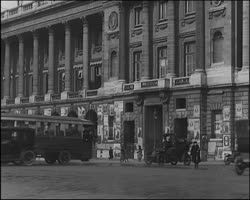 Image représentant Affiches de l'Emprunt sur divers monuments