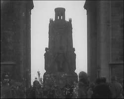 Image représentant Fêtes de la Victoire : le cénotaphe sous l'Arc de Triomphe