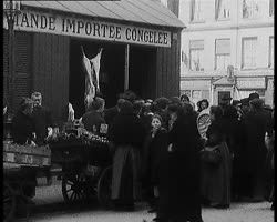 Image représentant Queue rue Rambuteau, queue pour la viande congelée et marchandes des quatre saisons rue du faubourg-Saint-Denis