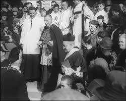Image représentant Le cardinal Dubois sort de l'église St Léon après la Consécration