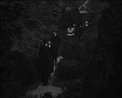 Image représentant Albert Kahn reçoit monsieur et madame Lerche, monsieur Kreuzer et madame Calvé dans les jardins de sa propriété de Boulogne.