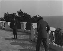 Image représentant Le prince Asaka en compagnie de personnalités japonaises dans la propriété d'Albert Kahn