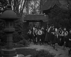 Image représentant Mme Siegfried et ses boy-scouts dans les jardins de la propriété d'Albert Kahn