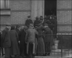 Image représentant Queue aux cartes de charbon dans une mairie ?
