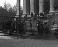 Image représentant Vente de buis pour la fête des Rameaux devant les églises de Saint-Sulpice et de la Madeleine