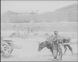 Image représentant Caravane de charrettes dans les faubourgs de la ville