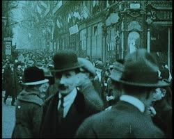 Image représentant Paris manifeste sa joie le jour de l'Armistice
