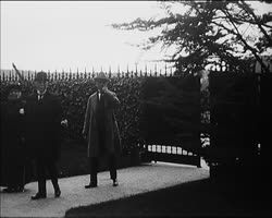 Image représentant Arrivée de William Graves Scharp et de madame Ahmet Ferit Tek, ambassadeur de Turquie en France, dans la propriété d'Albert Kahn.