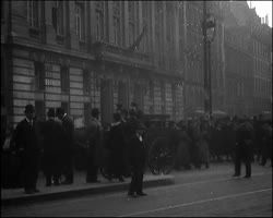 Image représentant Foule devant la Bourse du Travail