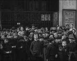 Image représentant Enfants faisant la queue au cinéma