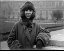 Image représentant Mademoiselle Ferit Bey au jardin des Tuileries