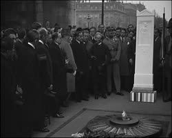 Image représentant M. Politis, ministre de Grèce à Paris, dépose une stèle sur le tombeau du Soldat Inconnu à l'occasion du centenaire de la bataille de Navarin