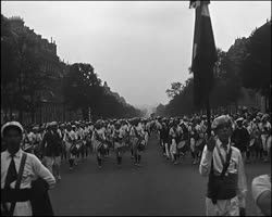 Image représentant La fédération des patronages de France défile devant le tombeau du soldat inconnu