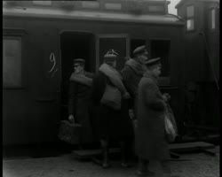 Image représentant Départ en train de prisonniers allemands et panoramique sur camp de prisonniers