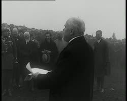 Image représentant Raymond Poincaré inaugurant le monument des chasseurs à pied au sommet du grand ballon