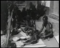 Image représentant Pratiques divinatoires : détermination du signe de Fa à des enfants