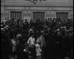 Image représentant Queue devant le théâtre de la Renaissance