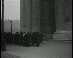 Image représentant Arc de Triomphe : foule devant le tombeau du Soldat inconnu