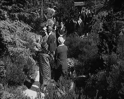 Image représentant Monseigneur Maglione, nonce apostolique et sa suite dans les jardins de la propriété d'Albert Kahn