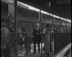 Image représentant Passage de trains ambulances américains et arrivée d'un train de voyageurs venant s'amuser