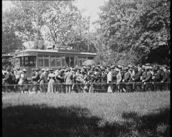 Image représentant Assaut des tramways par les Parisiens quittant Paris pour la Pentecôte, porte Maillot