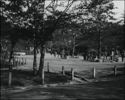 Image représentant Promeneurs dans les parcs et devant quelques temples de la ville