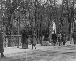 Image représentant Scènes de rue, garde rouge, marché, descente du tramway