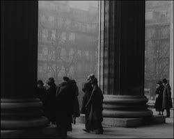 Image représentant Mendiants sous le porche de l'église de la Madeleine au moment de la messe