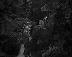 Image représentant M. Somier et l'Ambassadeur du Brésil dans les jardins de la propriété d'Albert Kahn