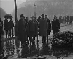 Image représentant L'aviateur Italien de Pinedo au tombeau du Soldat Inconnu