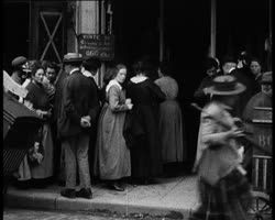 Image représentant Queue pour les pommes de terre et le vin devant l'épicerie Félix Potin de la rue d'Astorg et rue de Buci