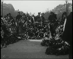 Image représentant Arc de Triomphe : foule au Soldat Inconnu le jour de Pâques