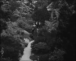 Image représentant Albert Kahn reçoit l'ambassadeur du Japon Yoshizawa Kenkichi dans les jardins de sa propriété de Boulogne.