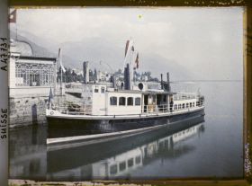 Image représentant Le bateau " Fior d'acancio " (Fleur d'oranger) amarré au débarcadère