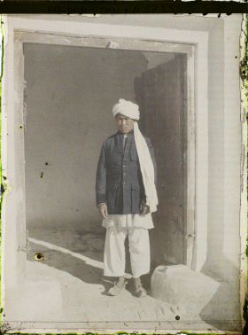Image représentant Un membre de l'ethnie Hazâra (dans la cour de Manzel Bagh). (Un domestique ?)