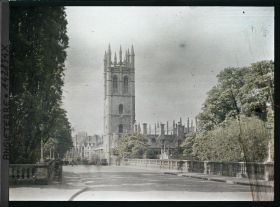 Image représentant La tour du Magdalen College sur High street, vue depuis le pont