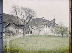 Image représentant L'ancien cloître clunisien de l'île Saint-Pierre reconverti en hôtel