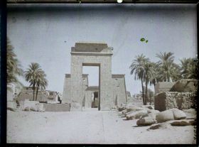 Image représentant Entrée sud de la grande cour du temple d'Amon