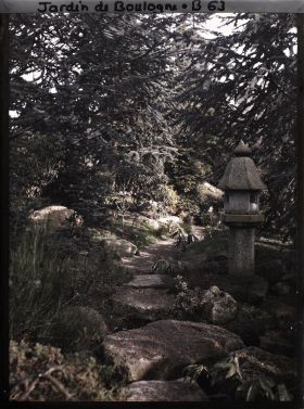 Image représentant Lanterne au bord d'un chemin du " sanctuaire japonais " ponctué de dalles de pierre