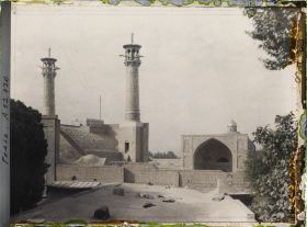 Image représentant La Mosquée de l'imam Khomeiny (ex-Mosquée du Chah), les minarets