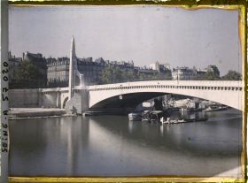 Image représentant Le pont de la Tournelle reconstruit, vue prise depuis le quai de Béthune