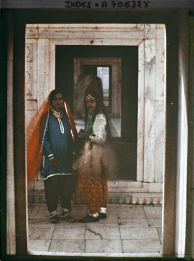Image représentant Femmes en pantalon-tunique (shalwar kameez) dans le fort Rouge (Lal Qila)
