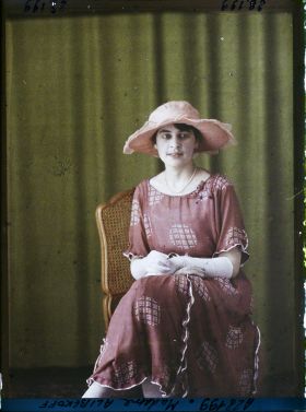 Image représentant https://musee-albert-kahn.s-museum.fr/home/NWQ2OTAwYzNmYjZlZTk1ZWQwODJmMjY4L2dlbmVyaWMtbm90aWNlLXRhYi9hdXRob3JpdHkvNjE3YTc5ZjVjZjhiODk2OGIzMzM3ZDIx/5d6900c3fb6ee95ed082f268/generic-notice-tab/authority/617a79ebcf8b8968b333671f Madame Alibekoff