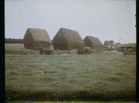 Image représentant Ile de France, Bouffémont, Meules de blé aux abords du Village