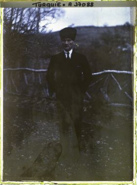 Image représentant Le Maréchal Mustafa Kemal, Président de la Grande Assemblée Nationale et Commandant en chef de l'armée (avec son kalpak sur la tête)