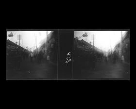 Image représentant Scène de rue dans un quartier de commerces