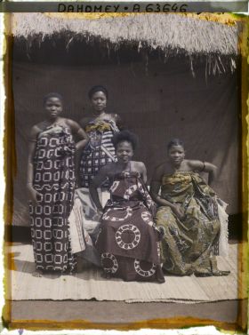 Image représentant Portrait de la sœur (assise au centre) et des femmes du chef  https://musee-albert-kahn.s-museum.fr/home/NWQ2OTAwYzNmYjZlZTk1ZWQwODJmMjY4L2dlbmVyaWMtbm90aWNlLXRhYi9hdXRob3JpdHkvNjE3YTc5ZjVjZjhiODk2OGIzMzM3ZDIx/5d6900c3fb6ee95ed082f268/generic-notice-tab/authority/617a79eacf8b8968b3336557 Justin Aho