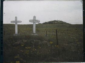 Image représentant France, Warlencourt, Tombes anglaises devant la butte de Warlencourt